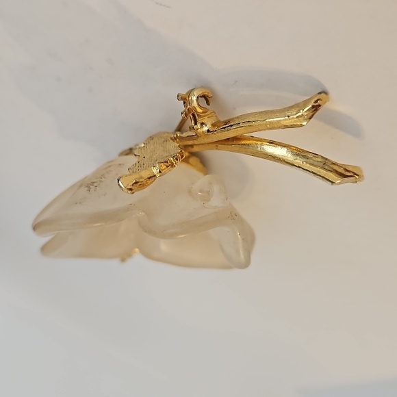 Lucite Flower with Goldtone Leaves & Stems Brooch and/or Pendant - Picture 5 of 7